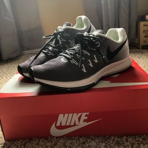 Women’s Nike zoom pegasus 33s